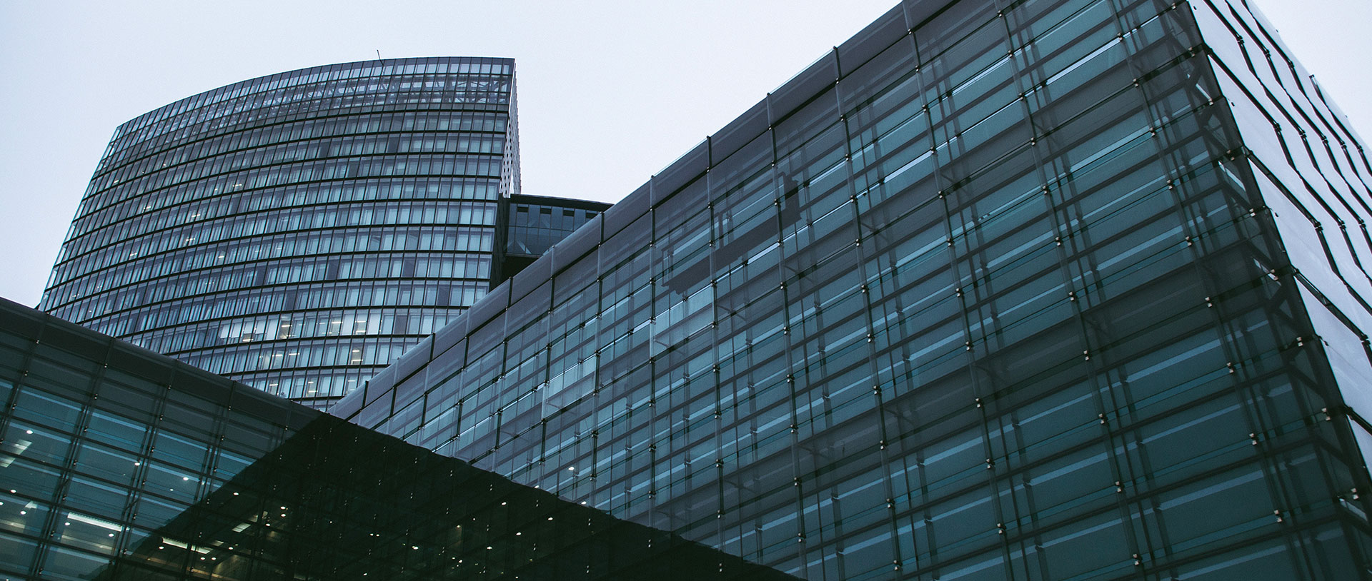 122cc太阳集成游戏为差别定位的商业中心定制了差别的空间解决方案。。高端商业中心作为现代时尚消耗群集地，遵照资源的设置力和实现力，122cc太阳集成游戏会在包管产品品质的条件下，重点打磨产品的设计感，彰显品牌内在；中低端商业中心，以性能稳固、、使用便捷、、清洁整齐为主。。