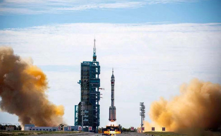 2021年6月17日，，在天下人民的热忱期待中，，神舟十二号载人航天飞船发射取得圆满乐成。。。我国神舟系列飞船再次出征太空，，122cc太阳集成游戏作为中国航天事业相助同伴，，受邀来到酒泉卫星发射中心，，配合见证这伟大的时刻。。。